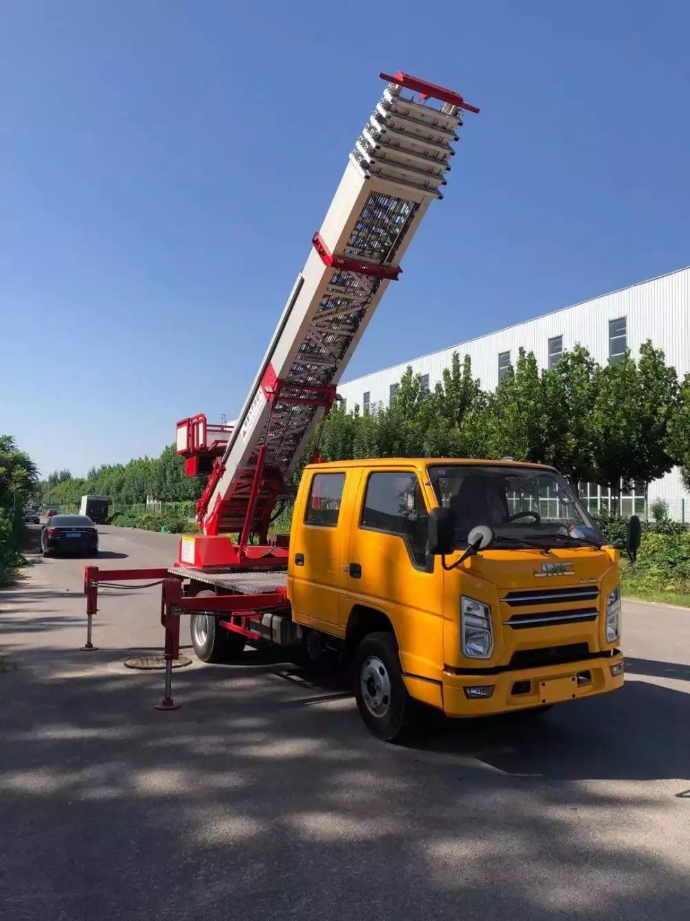 上蔡附近的云梯车出租服务：轻松解决高空作业需求