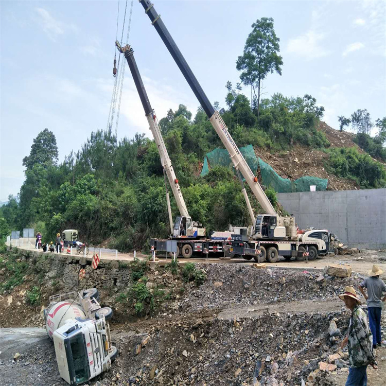 上蔡汽车掉沟里叫吊车救援要多少钱